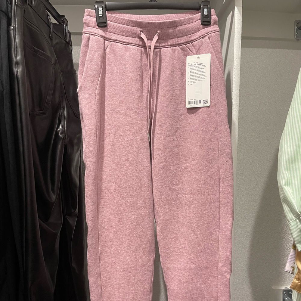 Lululemon womens scuba HR jogger size 4